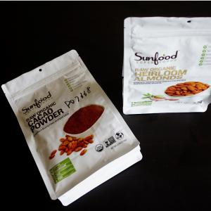 كيس من البلاستيك أعلى زيبلوك مع ثقب