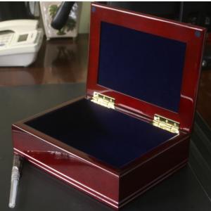 المزجج والبلاط مربع