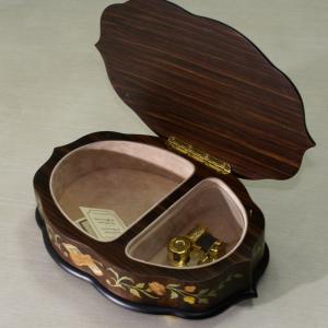 صندوق الموسيقى خشبي