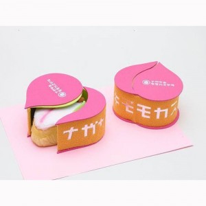 ترف مربع التعبئة والتغليف من الورق المقوى على شكل قلب