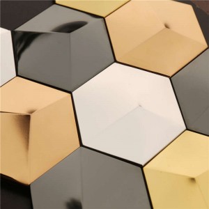 بلاط من الفسيفساء باللونين الأسود والذهبي