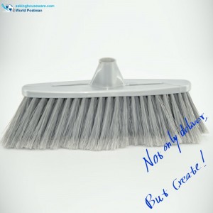 مكنسة اكبراند من البلاستيك الرمادي اللون مع فتحة طويلة ورفيعة في لوح الفرشاة