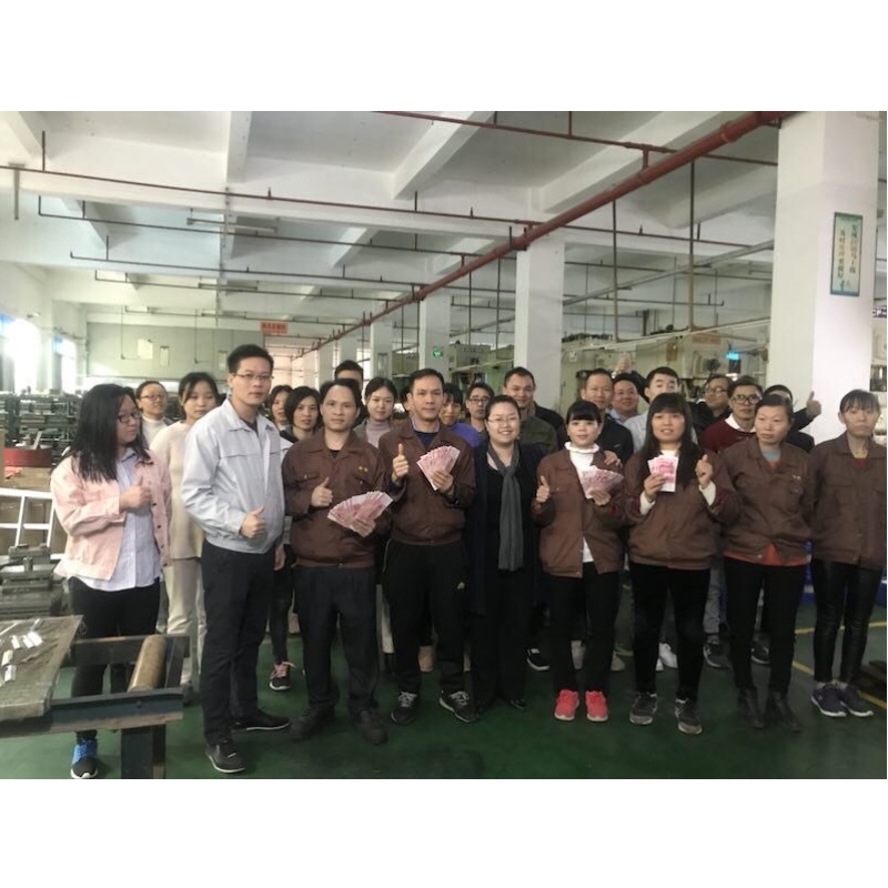 مكافأة لشينججيا الموظفين المتميزين