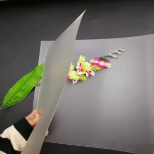 جودة عالية 0.5MM بلوري البلاستيك PET ورقة رقيقة لطباعة بطاقة العمل أو العلامات الملابس