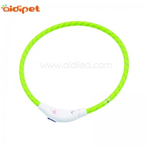 جديد مستلزمات الحيوانات الأليفة عيد الميلاد أدى طوق الكلب مع حرير عاكس للماء طوق الحيوانات الأليفة أدى تضيء استخدام هدية الكلب