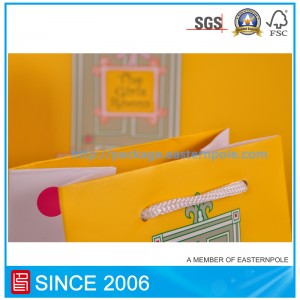 كيس من الورق هدية جميلة