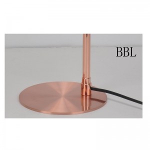 مصباح طاولة مع غطاء معدني وضبط وظيفة