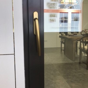 انزلاق زجاج الباب