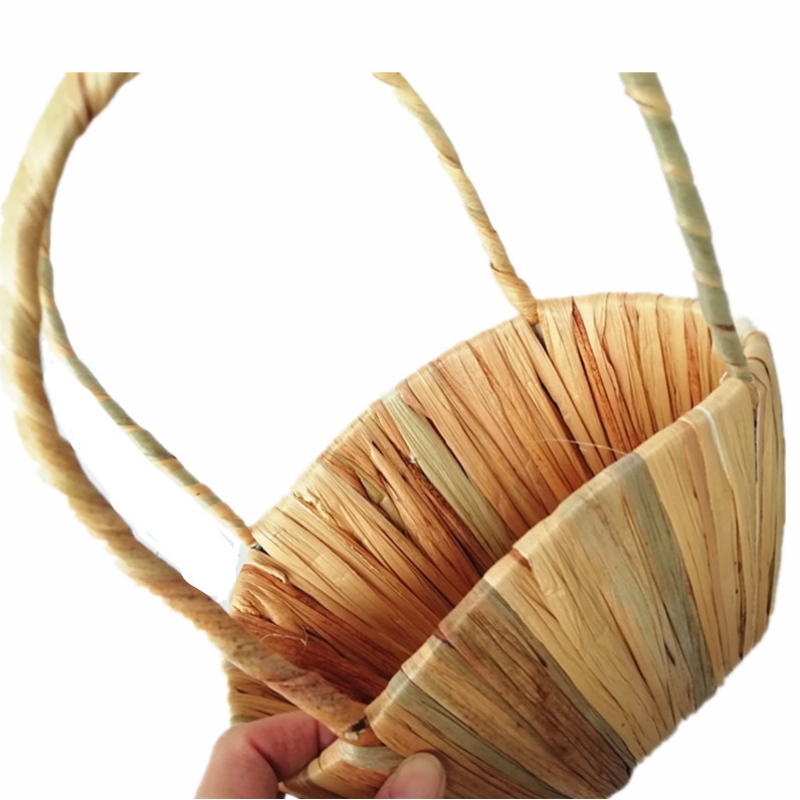 سلة من القش مع مقبض