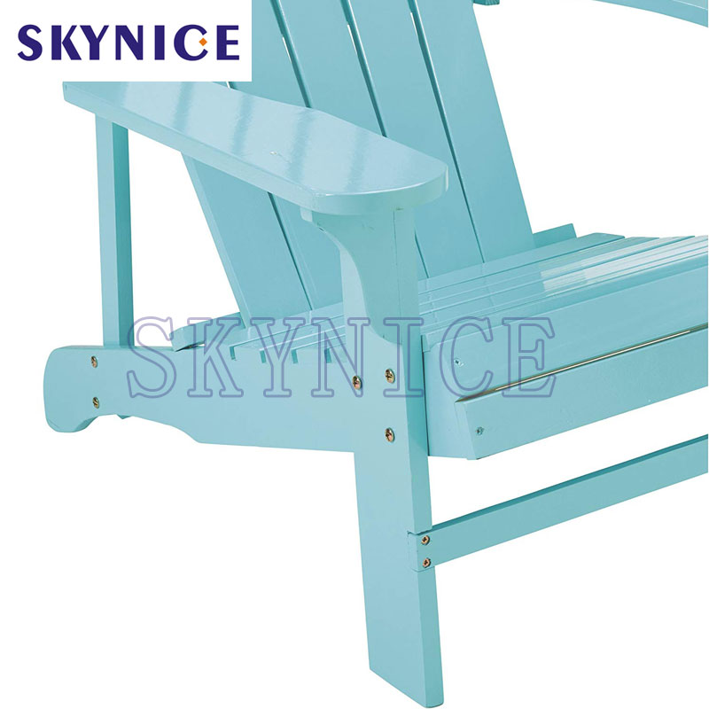 كرسي خشبي في الهواء الطلق اللون الطبيعي