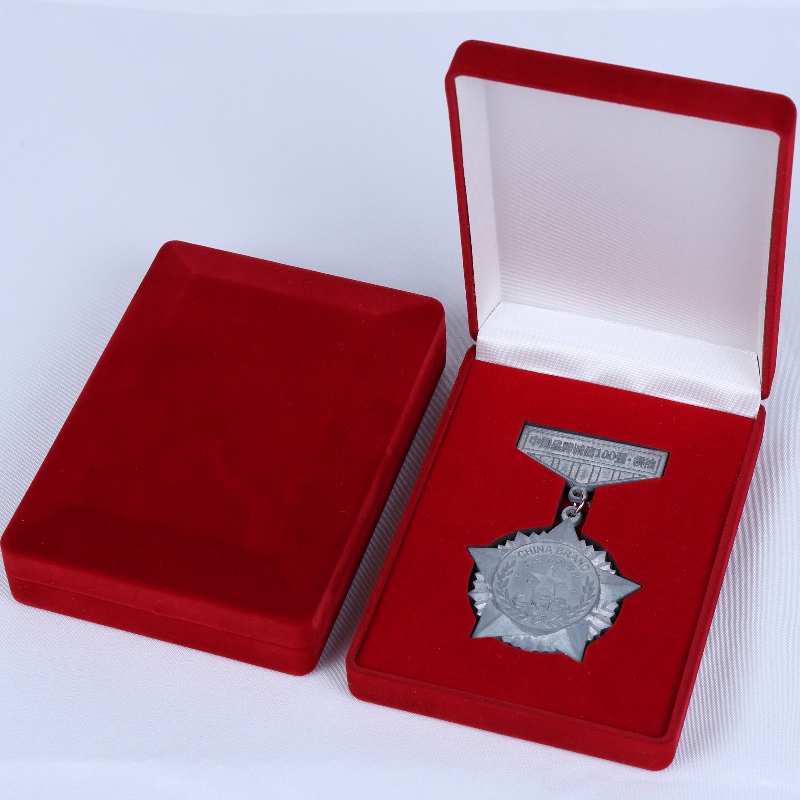 d-15 حسب الطلب بالجملة المخملية السوداء والأحمر مربعات عملة وقلادة ميدالية