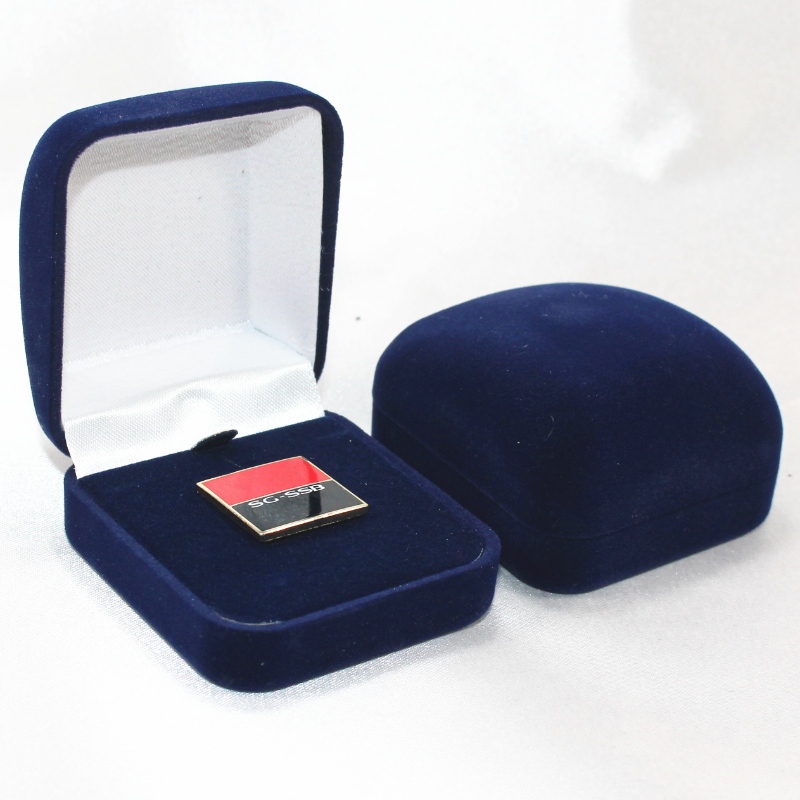 البند F-2 علبة دائرية مخملية الشكل للحلقة والشارة والعملة الصغيرة ، مم. 52 * 57 * 34 ، أوزان حوالي 27 جم