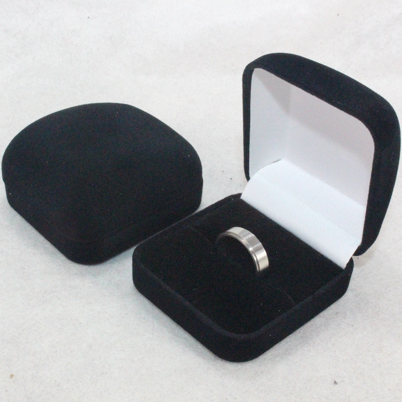 البند F-2 علبة دائرية مخملية الشكل للحلقة والشارة والعملة الصغيرة ، مم. 52 * 57 * 34 ، أوزان حوالي 27 جم