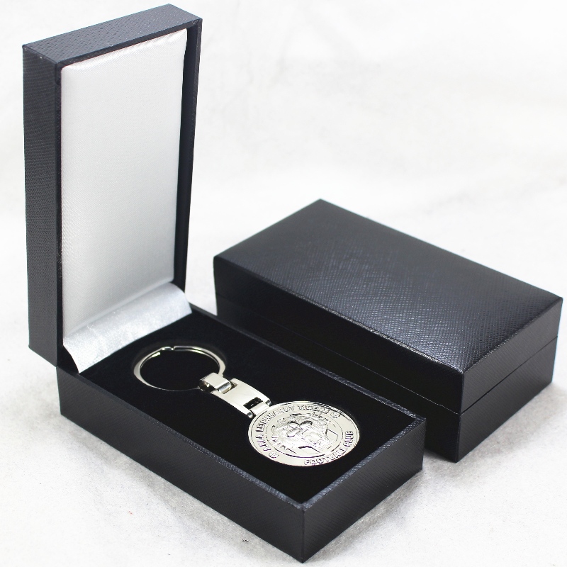 البند V-10 علبة ورق مستطيل جلدي بميدالية وشارة 40 * 80 مم ، إلخ. 60 * 111 * 38 ، أوزان حوالي 82 جرام