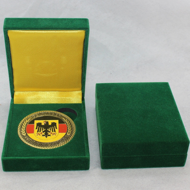 البند V-17 مربع ورق جلدي مربع لعملة 45 * 53 مم ، شارة ، أزرار أكمام ، مشبك محفظة إلخ. مم. 68 * 80 * 30 ، أوزان حوالي 62 جرام