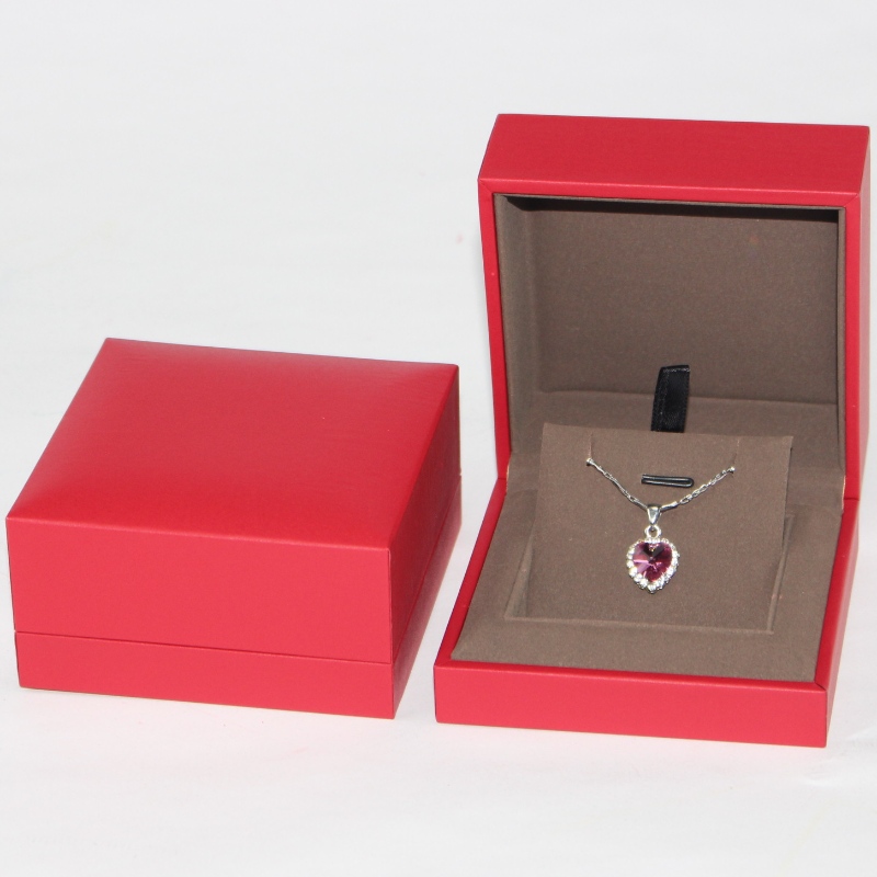 غرامة مجوهرات مربع التعبئة والتغليف المخصصة عالية الجودة والمجوهرات الحمراء قلادة مربع ، حجم