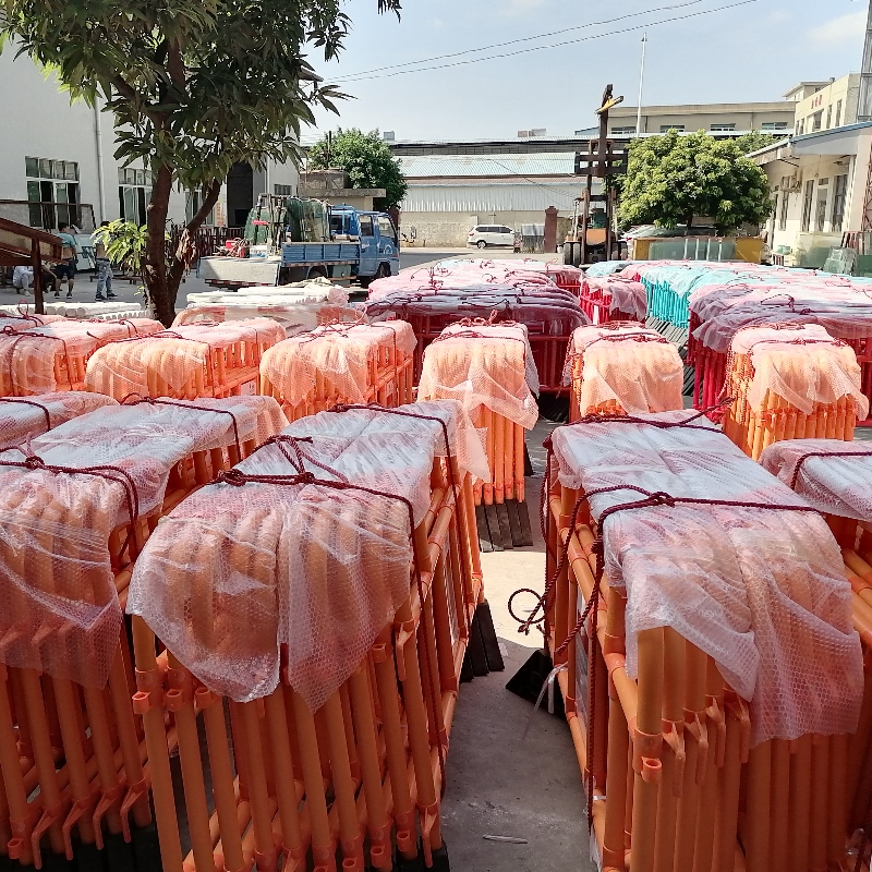 حاجز للمشاة للحفلات الموسيقية والأحداث الرياضية والاستعراضات حاجز بلاستيكي PVC لوقوف السيارات حاجز طريق السيارة