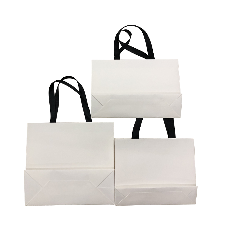حقيبة هدايا بيضاء بمقابض شريط من الساتان أبعاد صغيرة ومتوسطة وكبيرة