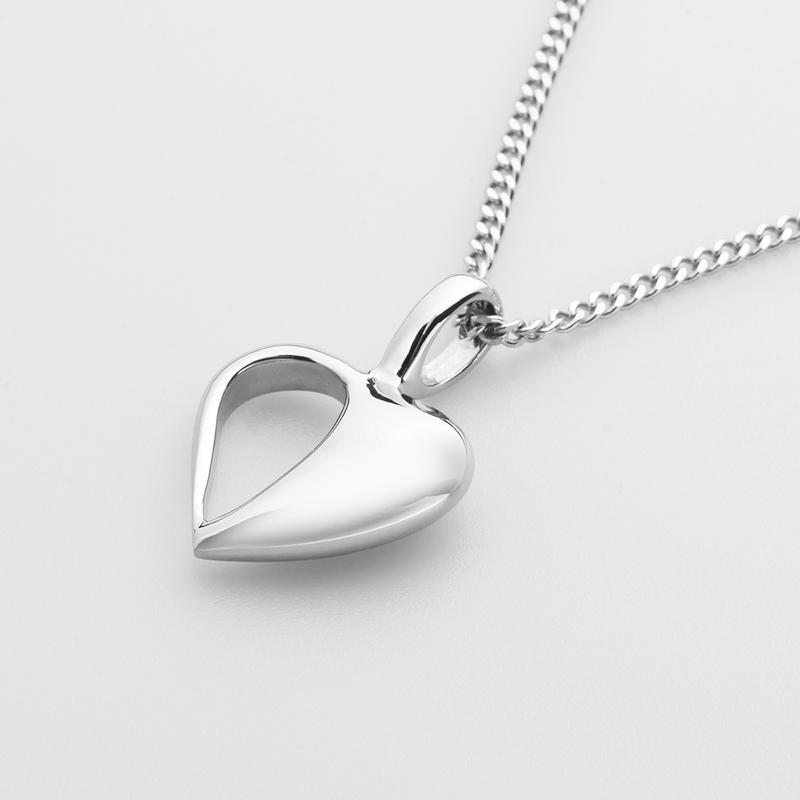 قلادة على شكل قلب من الفولاذ المقاوم للصدأ للنساء