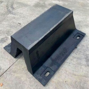 رصيف الميناء مع أحجام مختلفة من المطاط درابزين