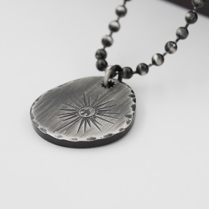 العتيقة الأسود قلادة نجمة مشرقة قلادة الفولاذ المقاوم للصدأ جولة قلادة