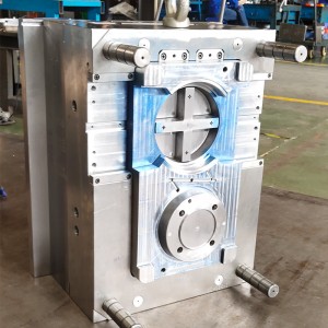 يقوم المصنعون المخصصون بمعالجة أحدث أجزاء قوالب حقن البلاستيك القياسية من الفولاذ