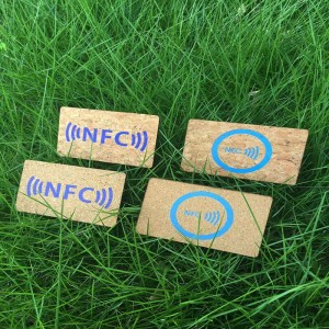 بطاقة غرفة خشبية