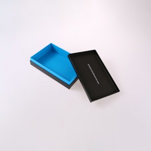 صندوق أسود مع شعار