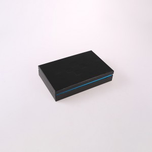 صندوق أسود مع شعار