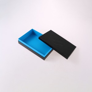 صندوق أسود مع شعار