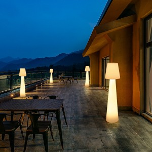 مهرجان البولي إيثيلين البولي إيثيلين في الهواء الطلق مصباح أرضي يقف لحفل حديقة العشب والزخارف في الهواء الطلق مصباح أرضي LED