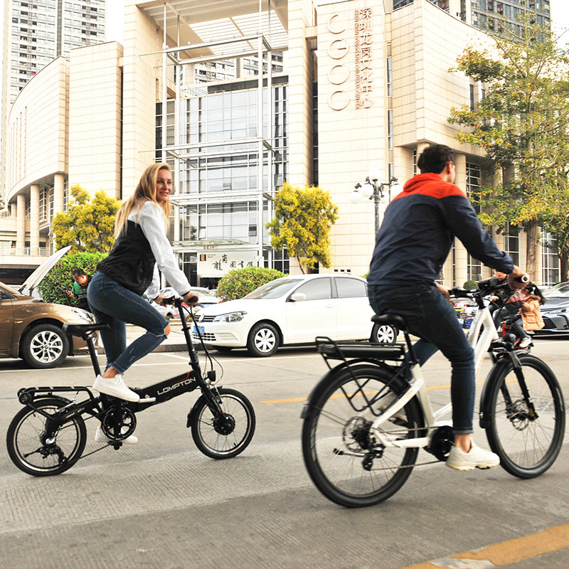 نحن نساعد دراجاتنا الكهربائية