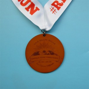 نحت خشب خشبي خام مع شريط حرير ميداليات لطيفة