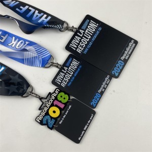 تمنح الميداليات الرياضية والأشرطة ميدالية خشبية معدنية خشبية