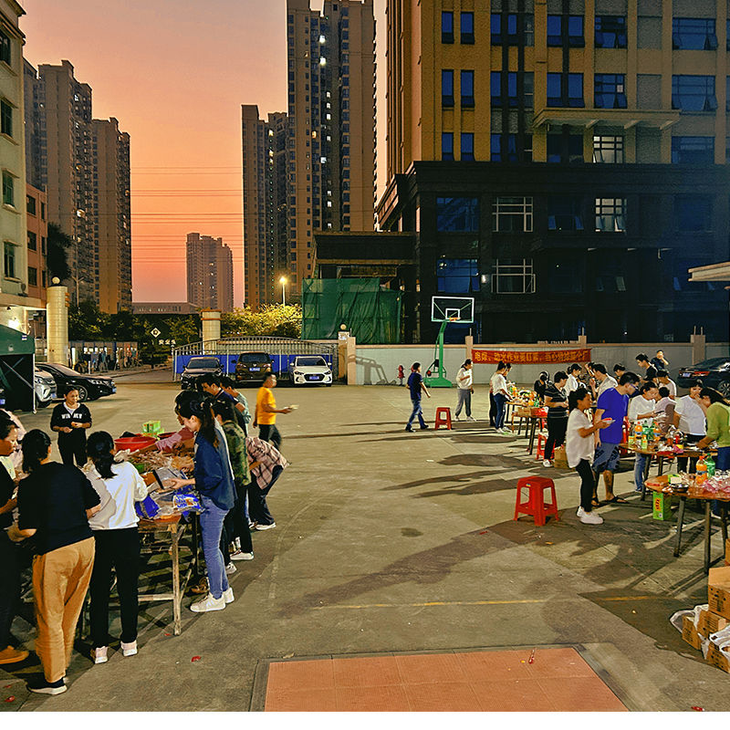 Elongarrow عقد BBQ لجميع أعضاء الفريق