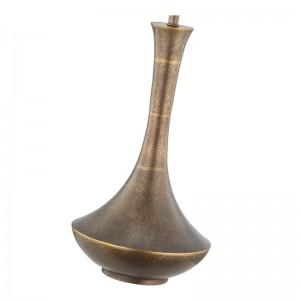 مصباح طاولة حديدية عتيقة زخرفية في الفضاء العام