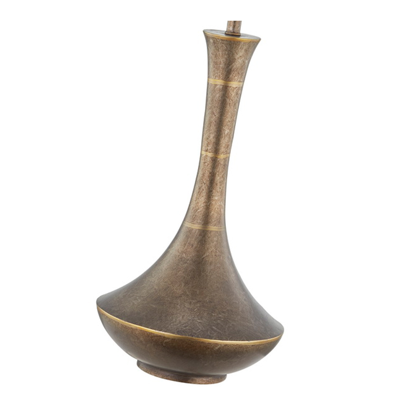 مصباح طاولة حديدية عتيقة زخرفية في الفضاء العام