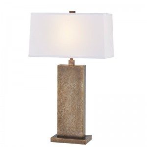 مصباح طاولة حديدي عتيق ديكور عند مدخل المساحة العامة