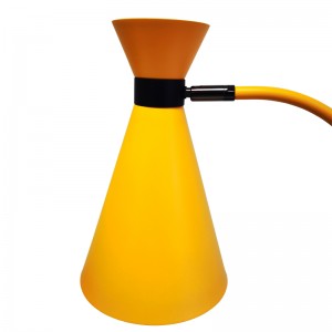 مصباح مكتب نغمان مع تشطيب أصفر أسود وخفيف ، مفتاح روك على/off ومنافذان مناسبان في غرفة الضيوف