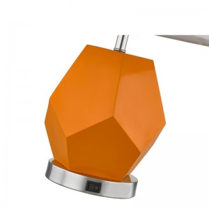 Hampton Inn Hotel Table Lamp مع جسم راتنج و A ON/off Rocker Switch في غرفة ضيوف الفندق