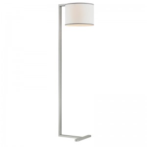 أريكة فندق Hiltom بجانب مصباح الأرضية مع اللمسة الفضية في غرفة الضيوف