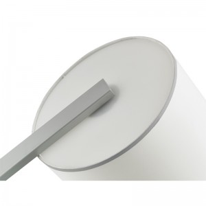 أريكة فندق Hiltom بجانب مصباح الأرضية مع اللمسة الفضية في غرفة الضيوف