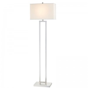 أريكة فندق Marriott بجانب مصباح الأرضية مع الانتهاء من النيكل في غرفة الضيوف