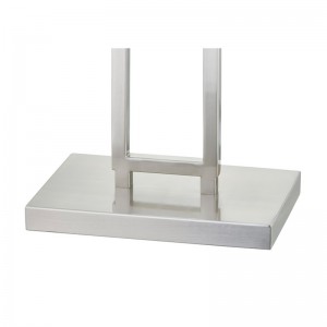 أريكة فندق Marriott بجانب مصباح الأرضية مع الانتهاء من النيكل في غرفة الضيوف