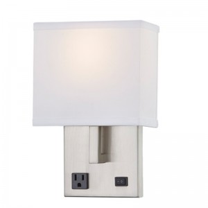 شمعدان Hotel Hotel Hotel مع الانتهاء من النيكل ونصف ظلال النسيج المستطيلة في فندق غرفة الضيوف النموذجية