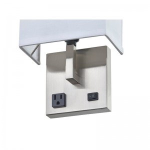 شمعدان Hotel Hotel Hotel مع الانتهاء من النيكل ونصف ظلال النسيج المستطيلة في فندق غرفة الضيوف النموذجية