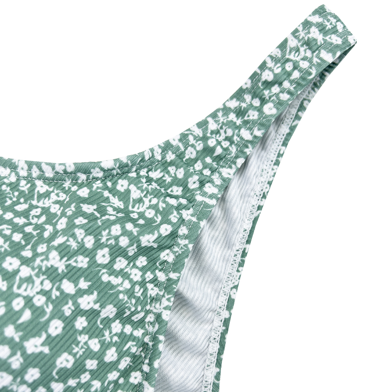 ملابس سباحة مريحة من قطعتين مع حزام واسع الكتف والأبيض الأزهار الصغيرة على خلفية خضراء