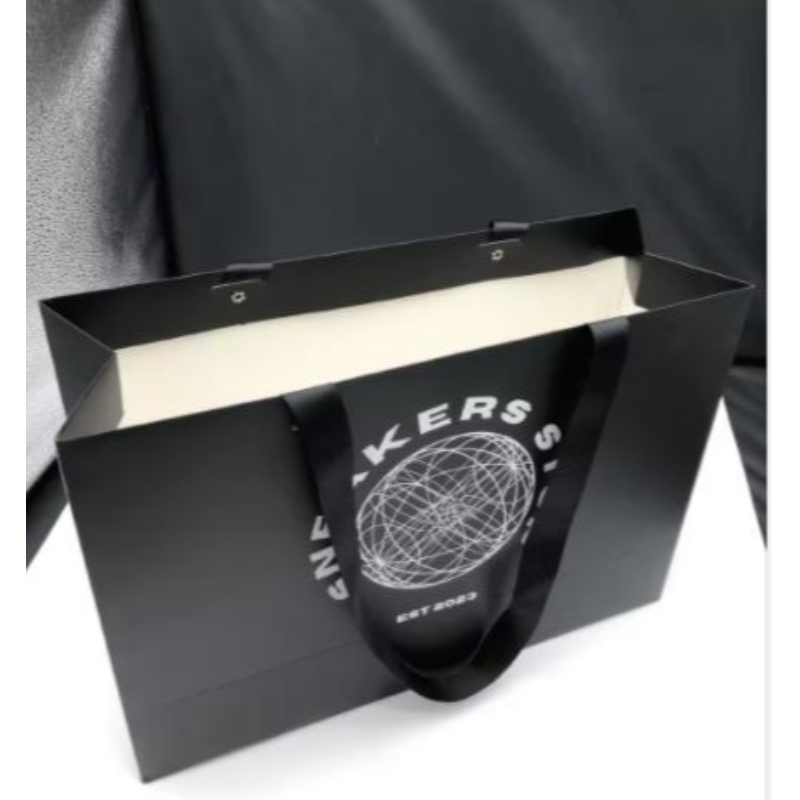 شعار مخصص مات الورق الأسود ملابس التعبئة والتغليف الأكياس الأكياس الأكياس الأكياس الورقية الفاخرة مع مقبض الشريط
