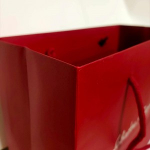 حقيبة كرافت فاخرة باللون الأحمر النابض بالحياة