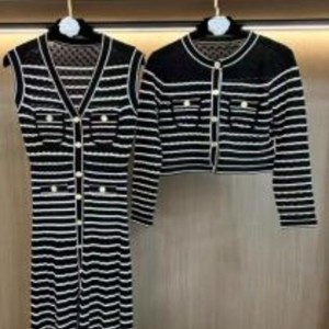 الخامس-مجموعة ملابس مخططة طويلة بلا أكمام